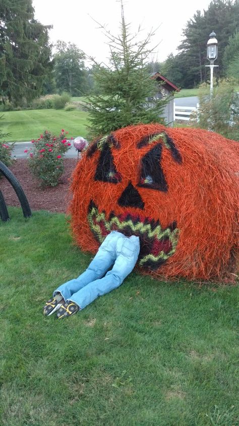 Psycho Pumpkin Fall Painted Hay Bale Ideas, Spider Hay Bale, Fall Hay Bale Painting, Haybale Decorating Fall, Round Hay Bale Decorating Ideas Fall, Round Bale Decorating Ideas, Halloween Hay Bale Ideas, Haunted Hayride Ideas, Hay Decorations