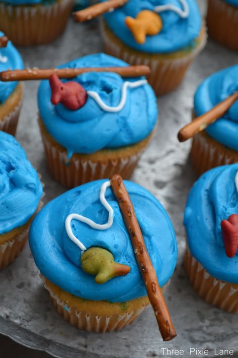 Easy Fishing Pole Cupcakes...these are the BEST Cupcake Ideas! Cream Filled Cupcakes, Fishing Cupcakes, Fishing Themed Birthday Party, Dog Cupcakes, Fun Cupcake Recipes, Best Cupcake, Fishing Birthday Party, Cupcakes For Boys, Cupcake Wars