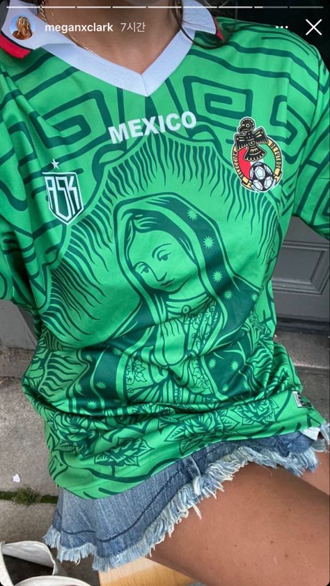 @meganxclark Mexican Jersey, Outfit Con Camisa, 90s Latina, Jersey Outfits, Mexico Jersey, Jersey Fits, Mexican Independence, Grad Outfits, Mexican Fashion