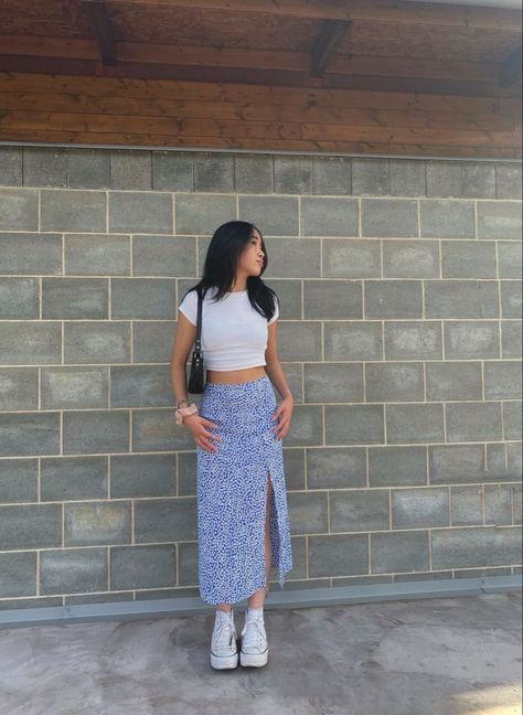 Style Inspo Aesthetic Summer, Chuck Shoes Outfits, Long Skirt With High Top Converse, How To Dress Platform Converse, Converse Long Skirt Outfit, Summer Outfits With Skirts Casual, Long Skirt With Converse Outfits, Summer Dresses With Converse, Converse Outfit With Dress