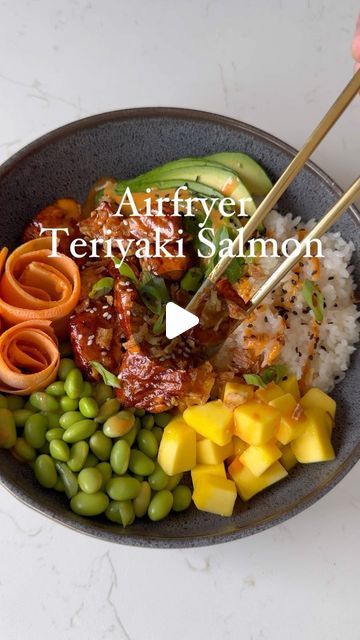 BORED OF LUNCH on Instagram: "Airfryer Teriyaki Salmon Poke Bowl 🍣🍚 Serves 2-3 (563 cals a bowl)   This is a perfect midweek meal for the warmer days now the sun is here ☀️ Super fresh ingredients, the crispy onions and spicy mayo just give this dish that extra flavour and crunch.     Ingredients  2x salmon fillets, de-skinned  Sticky Rice  ½ pack of edamame  2 handfuls of shredded or sliced carrot  Siracha mayo  Black and white sesame seeds  Crispy onions  Avocado  Spring Onion    For the teriyaki glaze:  1 tbsp soy sauce  1 tbsp of hoisin  1 tsp dark soy sauce  1 tsp honey  1/2 tsp white rice vinegar    Method  1. Cut your salmon into chunks and into a bowl add your soy sauce, hoy sin, honey and white rice vinegar.  2. Pop your coated salmon into the air fryer for 8 minutes at 190  3. Salmon Poke Bowl, Rice Bowls Healthy, Poke Bowl Recipe, Salmon Poke, Healthy Bowls Recipes, Rice Bowls Recipes, Teriyaki Salmon, Healthy Bowls, Spicy Mayo