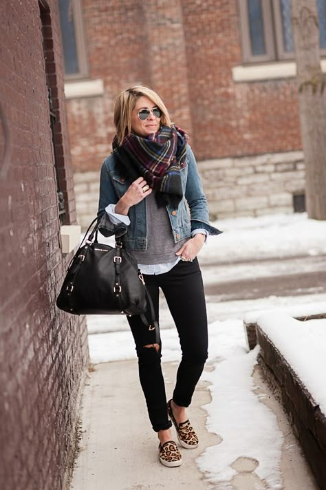 Want some basic black jeans like these Gap Denim Jacket, Walking Down The Street, Leopard Print Shoes, Mode Casual, Stitch Fix Inspiration, Fall Winter Style, Stitch Fix Style, Fashion Mode, Fall Winter Fashion