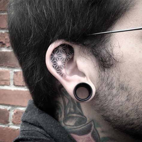 Geometric Ear Tattoo, Men Ear Tattoo, Tattoo Oreille, Ear Tattoos For Men, Cartilage Tattoo, Ear Lobe Tattoo, Tattoo Puntillismo, Cool Ear Tattoos, Inner Ear Tattoo