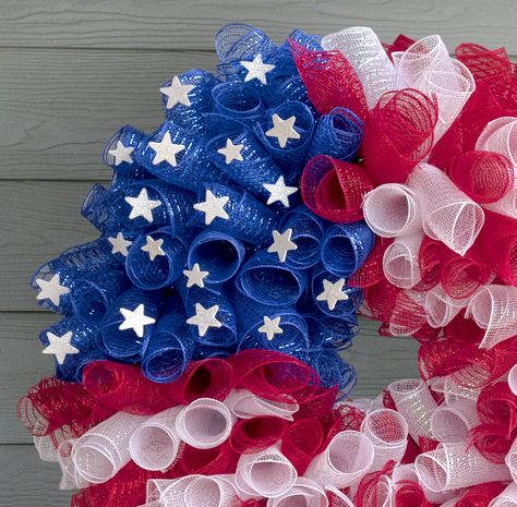 Patriotic Wreath Diy, Patriotic Mesh Wreath, Wreaths Mesh, Red White And Blue Wreath, Wreaths Summer, Deco Mesh Crafts, Wreath Cross, Deco Mesh Wreaths Tutorials, American Flag Wreath