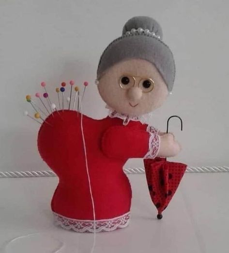 Diy Sewing Gifts, Pin Cushions Patterns, Cute Sewing Projects, Small Sewing Projects, Fabric Christmas Ornaments, Sewing Dolls, Sewing Gifts, Doll Crafts, Sewing Accessories