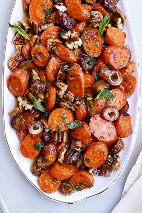 Date Recipes Savory, Dates Recipes Savory, Rosh Hashana Outfit, Date Recipes Medjool Savory, Savory Date Recipes, Thanksgiving Carrot Recipes, Fancy Carrots, Thanksgiving Carrot Recipe, Carrot Coins