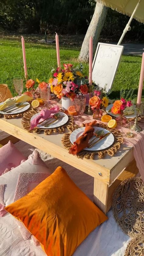 Summer Picnic Decorations, Bohemian Backyard Party, Picnic Centerpieces, Picnic Luxury, Picnic Dinner Party, Picnic Party Decorations, Bohemian Garden Party, Picnic Date Food, Dinner Centerpieces