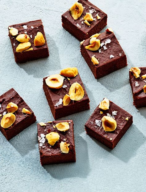 dark chocolate and date fudge Date Fudge, Fudge Healthy, Healthy Fudge Recipe, Healthy Midnight Snacks, 15 Minute Desserts, Date Night Picnic, Healthy Fudge, Night Picnic, High Energy Foods