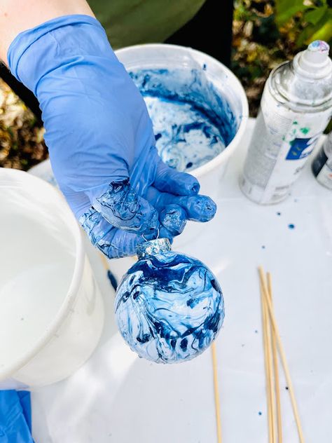 Borax Christmas Ornaments, Diy Blue Ornaments, Christmas Ball Ornaments Diy Craft Ideas, Water Marbling Art, Homemade Baubles, Clear Christmas Ball Ornament Ideas Diy, Bauble Decoration Ideas, Marble Ornaments Diy, Blue Xmas Decorating Ideas