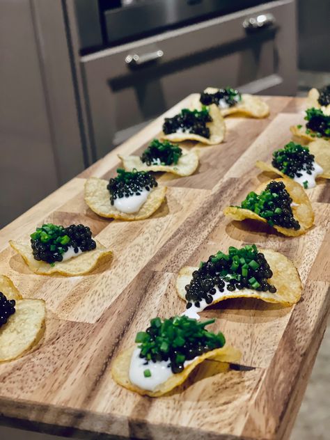 Caviar Champagne Party, Potato Chips And Caviar, Caviar Creme Fraiche, Bougie Party Food, Caviar Potato Chips, Caviar And Potato Chips, Fancy Homemade Dinner, Simple Canapes, Caviar Serving Ideas