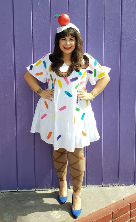 Make a cute ice cream sundae costume in an afternoon for Halloween. It'll be enough sugar to satisfy any sweet tooth, even without all that candy! Ice Cream Sundae Costume, Sundae Costume, Ice Cream Costume, Modest Halloween Costumes, Teacher Halloween Costumes, Uhyggelig Halloween, Candy Costumes, Homemade Halloween Costumes, Diy Ice Cream