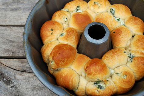 Spinach Pull Apart Bread, Pull Apart Recipes, Spinach Bread, Neufchatel Cheese, Bread Pull Apart Recipes, Cheesy Spinach, Pull Apart Bread, Homemade Biscuits, Appetizer Salads