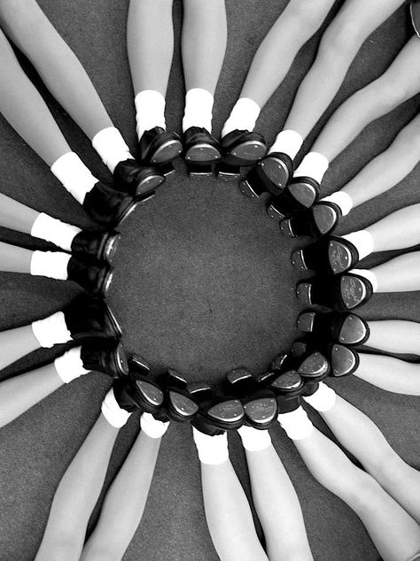 This image represents the unity principle because all of the peoples shoes come together in unity to create the circle. Unity Photography, Elements Of Design Shape, Visual Elements Of Art, Symmetry Photography, Shape Photography, Photography Elements, Alvin Ailey, Object Photography, Photography Themes