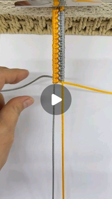 Hemp Bracelet Diy, Handmade Bracelets Tutorial, Handmade Tutorial, Diy Bracelets With String, Bracelet Keychains, Rakhi Design, Hemp Bracelet, Diy Beaded Bracelets, Diy Bracelets Tutorials