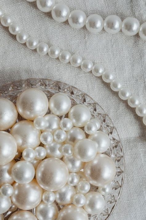 White Pearls Aesthetic, White Pearl Aesthetic, Aesthetic Pearls, Pearls Aesthetic, Pearl Aesthetic, Pearls Photography, Art Coquillage, Creative Jewelry Photography, Bow Wallpaper