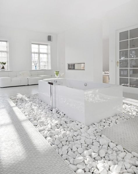 Bathroom with white stones Drømme Bad, Unique Bathroom Design, Luxurious Bathtubs, White Bathroom Designs, Modern Style Bathroom, Stone Bathroom, Unique Bathroom, White Floors, Earthship