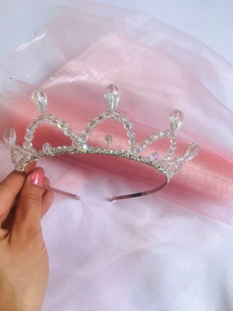 Accessories by @ioanasandru1 #handmade Handmade Crown Diy, Diy Tiara, Handmade Tiaras, Diy Hair Accessories Ribbon, Diy Crown, Princess Diy, Pearl Jewelry Design, Princess Jewelry, Diy Jewelry Unique