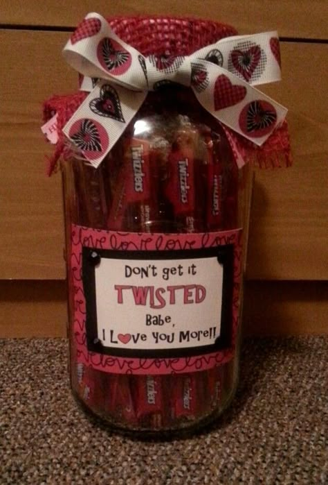 Cute present I did for my boyfriend, his favorite candy is twizzlers so I did this. A mason jar, ribbon, some fabric, and paper. Easy & adorable!! Diy Valentine Gifts For Him, Valentine Gifts For Him, Papa Tag, Homemade Valentines Gift, Pinterest Valentines, Roses Valentine, Diy Gifts For Him, Cute Presents