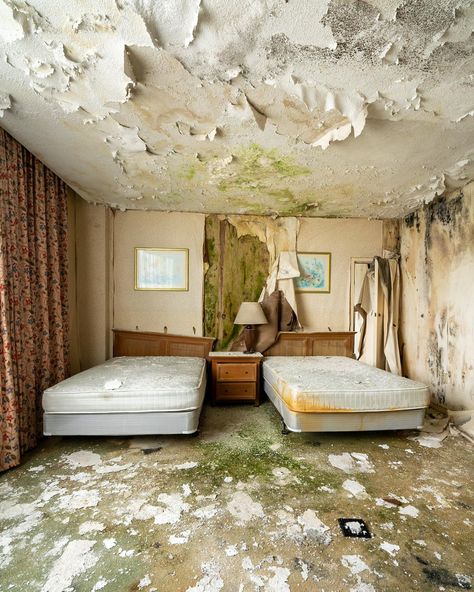 Catskill Resorts, Winter Lodge, Bad Hotel, Beach Wall Collage, Catskill Mountains, Hotel Bed, Indoor Swimming, Indoor Swimming Pools, Abandoned Buildings