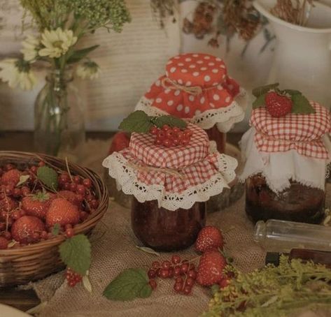 La vie est belle on X: "https://t.co/Idob2lGvYC" / X Strawberry Cottagecore, 귀여운 음식 그림, Cottage Aesthetic, Diy Kosmetik, Perfect Picnic, Think Food, Cottage Core Aesthetic, Spring Aesthetic, Cottagecore Aesthetic