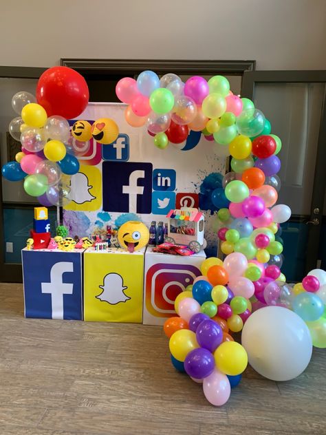 Social media party Setup & Decor Social Media Theme Party, 13th Birthday Cake For Girls, Party Ideas For Teen Girls, Trendy Birthday Party Ideas, Social Media Photo Booth, Social Media Party, 14th Birthday Cakes, Birthday Theme Decoration, Unique Party Themes