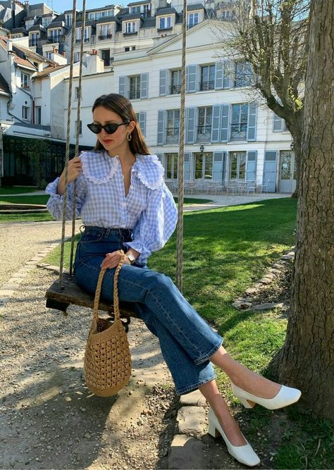 Romantic Style Shoes, Paris Summer Fashion Parisian Chic, French Autumn Outfit, Soft Classic Wardrobe, Anthro Outfits, Sawako Fits, Housewife Outfit, Parisian Jeans, Parisian Chic Outfits