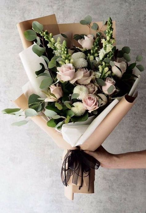 Envía flores a domicilio en CDMX: 5 opciones para salir de lo tradicional y lucirte. A Bouquet Of Flowers, Flowers Bouquet Gift, How To Wrap Flowers, Trendy Flowers, Floral Shop, Deco Floral, Diy Bouquet, Bouquet Of Flowers, Arte Floral