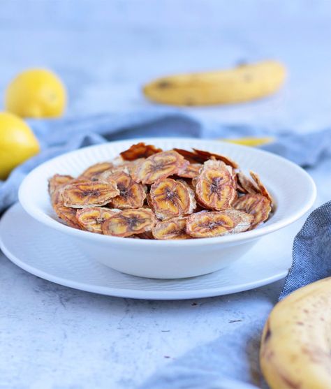 This homemade Baked Banana Chips recipe is made with 2 ingredients only, with no added sugar and no oil. This recipe will show you exactly how to make banana chips in oven and without a dehydrator! The crispy dehydrated banana chips make the most delicious and healthy sweet snack both kids and adults will love. They are Vegan, Gluten-Free, Nut-Free, Soy-Free... and basically free of anything but healthy fruits! Baked Fruit Chips, Healthy Veggie Snacks, Baked Banana Chips, Dehydrated Banana Chips, Banana Chips Recipe, Fruit Chip, Healthy Sweet Snacks, Veggie Snacks, Dried Bananas