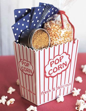 Cinema Night Gift Basket Idea - Popcorn, seasoning salt & reusable plastic "popcorn" container. Containers can be obtained at the Dollar Tree or Dollar Store. Popcorn Gift Basket, Diy Christmas Baskets, Edible Holiday Gifts, Christmas Gift Baskets Diy, Gift Baskets For Him, Diy Food Gifts, Christmas Cookies Gift, Food Gift Baskets, Homemade Food Gifts