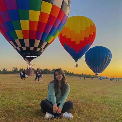 Hot Air Balloon Festival Photography, Balloon Festival Pictures, Hot Air Balloon Senior Pictures, Hot Air Balloon Ride Pictures, Albuquerque Balloon Festival Outfit, Hot Air Balloon Photo Ideas, Hot Air Balloon Photos, Hot Air Balloon Picture Ideas, Hot Air Balloon Outfit Ideas