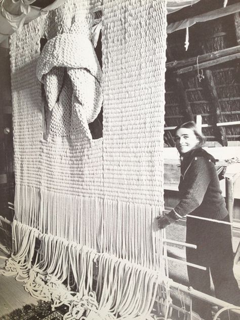 Sheila Hicks and her macrame art.  #macrame #artist #pioneer Sheila Hicks, Fibres Textiles, Textile Fiber Art, Weaving Textiles, Modern Macrame, Macrame Art, Weaving Art, Soft Sculpture, Loro Piana