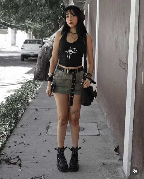 Alternative Baddie Outfits, Alt Beach Outfits, How To Style Black Maxi Skirt, Alt Outfits For Summer, Summer Alt Fits, Skirt Outfits Alt, Alt Corset Outfit, Goth Baddie Outfits, Summer Outfits Alternative