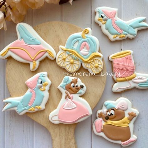 Cinderella Sugar Cookies, Cinderella Birthday Cake Simple, Cinderella Cookies Decorated, Cinderella Birthday Party Food, Cinderella Cookies, Sananda Maitreya, Cinderella Birthday Party Decorations, Disney Princess Cookies, Cinderella Birthday Cake