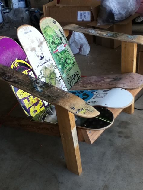 Skateboard chair for a boys room! My brother made this from old skateboards. So cool Skateboard Chair Furniture, Skateboard Furniture Ideas, What To Do With Old Skateboards, Recycled Skateboard Furniture, Recycled Skateboard Ideas, Old Skateboard Ideas Diy, Skateboard Decor Ideas, Skateboard Chair, Skate Room