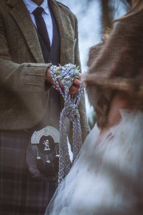 Medieval Wedding Ceremony, Scottish Wedding Handfasting, Hand Tying Ceremony Handfasting, Handfasting Ceremony Photos, Hand Fasting Wedding, Celtic Knot Wedding Ceremony, Handfasting Pictures, Handfasting Aesthetic, Handfasting Cord Display