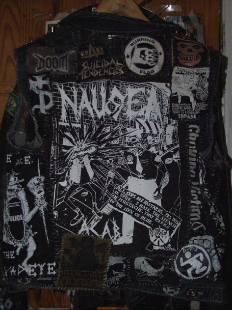 got a new backpatch Crust Punk Clothes, Punk Jacket Back, Goth Battle Jacket, Punk Battle Jacket, Diy Patches Punk, Metal Patches, Battle Jackets, Punk Diy, Battle Vest