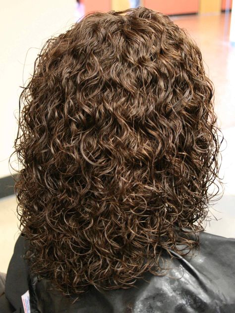 Pretty. Good cut. Medium Permed Hairstyles, Loose Spiral Perm, Long Perm, Loose Perm, Body Wave Perm, Perm Hairstyles, Curly Perm, Spiral Perm, Short Permed Hair