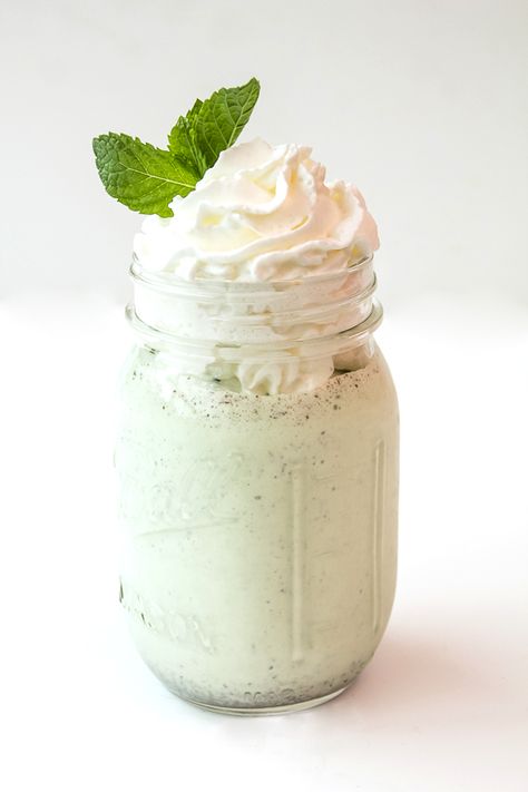 Chocolate Chip Milkshake, Chocolate Lasagna Dessert, Amazing Smoothies, Mint Chocolate Recipes, Mint Milkshake, Mint Chocolate Chip Milkshake, Mint Chocolate Desserts, Mint Choc Chip, Blendtec Recipes