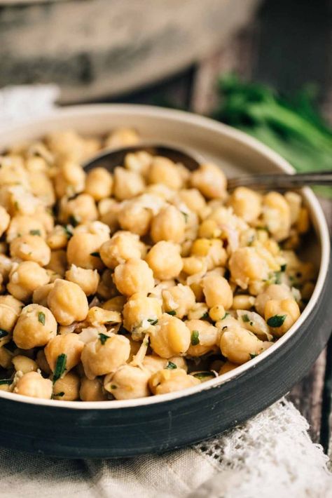 Lemon Chickpeas, Lemon Chickpea, Chicken Puffs, Fancy Dinners, Creamy Garlic Chicken, Vegan Side Dishes, Vegan Sides, Vegan Sauces, Chickpea Recipes