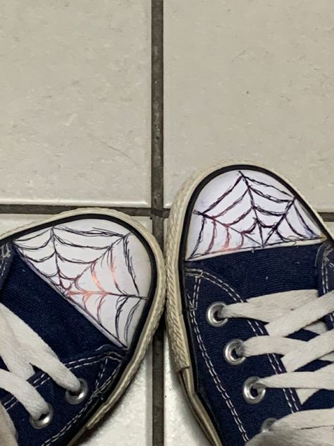 Spiderweb Converse Drawing, Spiderman Converse Drawing, Converse Spider Web, Converse Art Ideas, Spiderweb Converse, Spider Web Converse, Web Converse, Shoe Doodles, Spiderman Converse