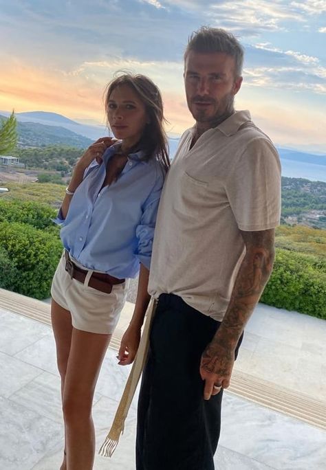 Victoria Beckham’s White Shorts on Vacation in Greece Victoria And David, Victoria Beckham Outfits, David And Victoria Beckham, Geri Halliwell, Victoria Beckham Style, Estilo Hippy, Fashion Terms, 2020 Fashion Trends, Milano Fashion Week