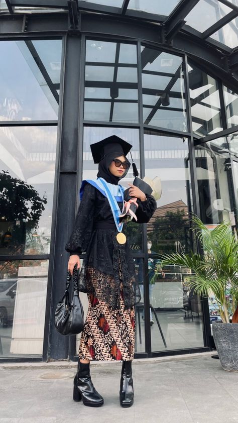 Kebaya Wisuda Hijab Graduation Hitam, Outfit Graduation Hijab, Ootd Perpisahan, Ootd Wisuda Hijab, Graduation Outfit Aesthetic, Wisuda Style Kebaya, Graduation Kebaya Hijab, Kebaya Casual, Outfit Kebaya