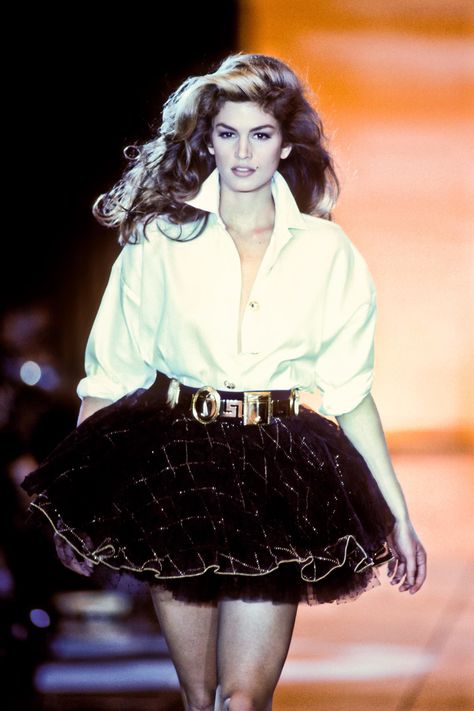 Gianni Versace Runway Show SS 1992 1990 Style, Haute Couture Style, 80s Fashion Trends, Versace Runway, 90s Runway Fashion, 90s Models, Claudia Schiffer, Cindy Crawford, Naomi Campbell