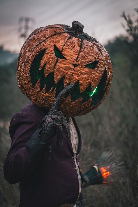 Pumpkin Head Design, Pumpkin Head Diy, Pumpkin Head Costume, Haunted Farm, Pumpkin Man Halloween, Makeup Witch, Halloween Makeup Witch, Pumpkin Field, Haunted Hayride