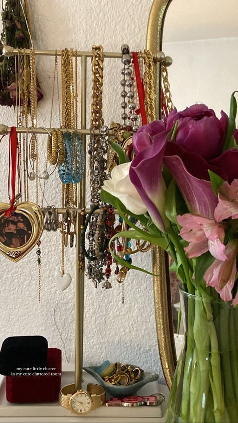 Clutter Jewelry, Bedroom Maximalist, Gold Room, Atlantis The Lost Empire, Room Makeover Inspiration, Shiny Things, Jewelry Inspo, Aesthetic Vintage, Jewelry Vintage