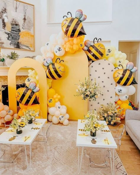 Minimalist Birthday Decor, Bee Birthday Theme, Spring Baby Shower Themes, Bee Birthday Cake, Bee Themed Birthday, Bee Themed Birthday Party, 1st Bee Day, First Bee Day, Bumble Bee Birthday