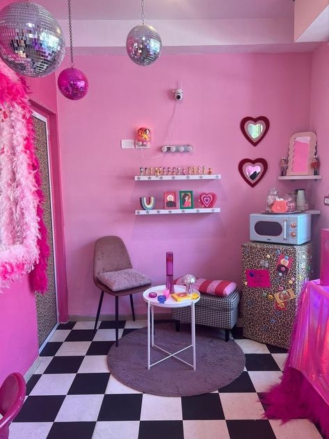 Groovy Hair Salon, Retro Nail Room, Groovy Salon Aesthetic, Groovy House Decor, Girly Tattoo Studio, Hair Salon Ideas Stations, Retro Hair Salon, Wax Room, Waxing Room