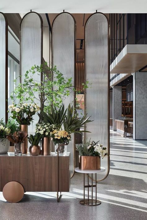 Hotel Plants Lobby, Hotel Plants, Comercial Interior Design, Front Porch Ideas Winter, Decorating Front Porch, Flower Shop Interiors, Flower Shop Design, Office Flowers, Hotel Lobby Design