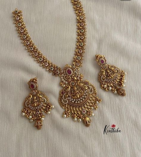 Pretty Gold Necklaces, Ruby Necklace Designs, Temple Jewellery Earrings, Bridal Jewellery Earrings, Lakshmi Devi, Indian Wedding Jewelry Sets, Gold Jewels Design, Neck Pieces Jewelry, Antique Necklaces Design