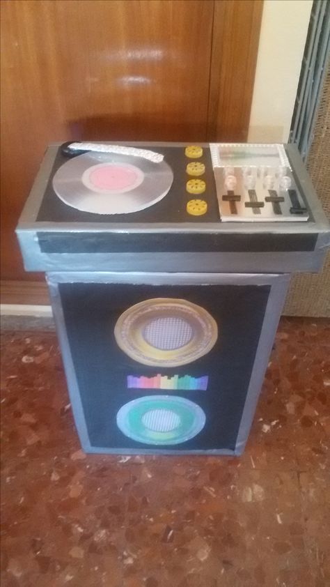 Mesa de mezcla  DJ hecha con una cajas de cartón Fortnite Trunk Or Treat, Church Events Ideas, Radio Booth, Wheelchair Costumes, Mc Do, Fifth Birthday Party, Dj Table, Rockstar Birthday, 90s Decor